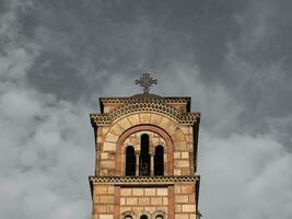 Glockenturm von ein alt mittelalterlich orthodox Christian Kirche foto
