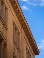 schön Fassade von ein alt Gebäude Erstellen Farbe Kontrast gegen Blau Himmel foto