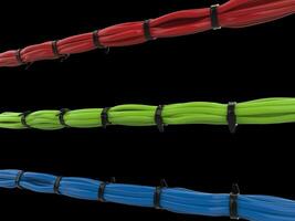 Rot, geen und Blau Kabel getrennt und gebunden mit schwarz Kabelbinder foto