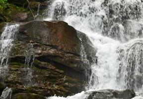 Wasserfall und Steine foto