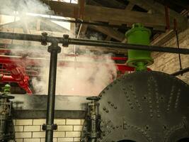 industriell Rohre beim das Leistung Pflanze Hintergrund, Dampf Motoren, Öfen und Kessel, Fabrik ohne Menschen foto