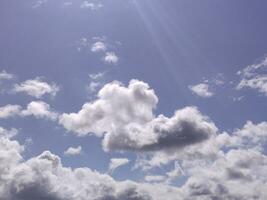 Weiß Wolken Über Blau Himmel Hintergrund. flauschige Kumulus Wolkenlandschaft foto