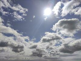 Weiß Wolken Über Blau Himmel Hintergrund. flauschige Kumulus Wolkenlandschaft foto