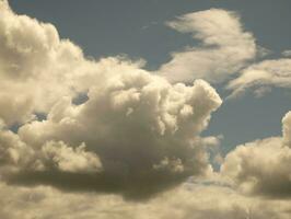 Weiß Wolken Über Sonnenuntergang Sommer- Himmel Hintergrund. flauschige Kumulus Wolken gestalten foto