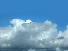 Weiß Wolken Über Blau Himmel Hintergrund. flauschige Kumulus Wolkenlandschaft gestalten foto