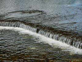 Wasser im Natur, wenig Wasserfall auf das Fluss mit rein Wasser und Steine foto