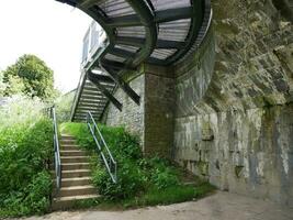 Treppe von ein alt Stein Brücke im Irland, uralt Brücke gemacht von Steine und Ziegel foto