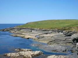 Klippen und Hügel beim das atlantisch Ozean, Felsen Schlucht, Schönheit im Natur. Ferien Reise zu Irland Hintergrund foto