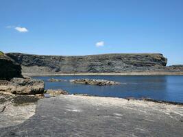 Klippen und atlantisch Ozean, Wolken, Felsen und Lagune, Schönheit im Natur. Ferien Ausflug Entspannung Hintergrund foto