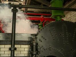 industriell Rohre beim das Leistung Pflanze Hintergrund, Dampf Motoren, Öfen und Kessel, Fabrik ohne Menschen foto