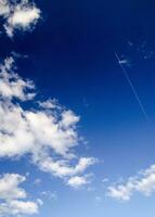 Flugzeug fliegend zu das Stratosphäre foto