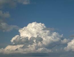 Weiß und grau Kumulus Wolken Hintergrund Über das Blau Sommer- Himmel Hintergrund foto