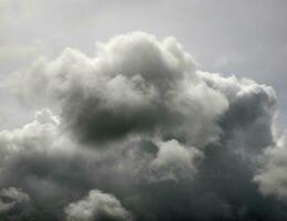 stürmisch Wolken Hintergrund, grau Rauch von Feuer foto