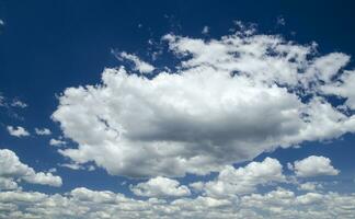 schwer stürmisch Wolken im tief Blau Himmel foto