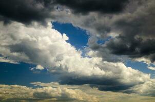 stürmisch Himmel und Wolken foto