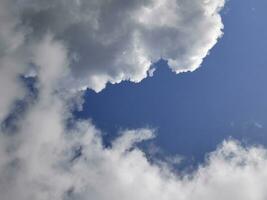 Weiß flauschige Wolke Über Blau Himmel Hintergrund, schön Himmel Foto