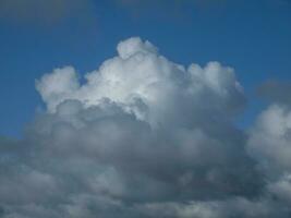 Weiß flauschige Wolken im das stürmisch Himmel Hintergrund foto