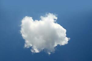 Single Wolke isoliert Über Blau Himmel Hintergrund foto