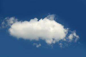 Single Wolke isoliert Über Blau Himmel Hintergrund foto