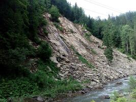 Felsen und Fluss hoch im das Berge foto