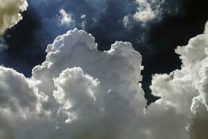 weiße Wolken im blauen Himmel foto