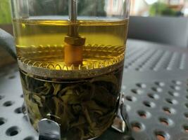 Grün Tee im ein transparent Glas Kessel foto