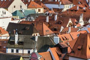 schließen Antenne Schuss von rot Dächer von ein alt europäisch Stadt foto