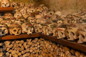 hallstatt, Österreich - - 2 apr 2018 - - Schädel im das charnel Haus im hallstatt Das gehören zu tot Bürger von das Stadt, dekoriert mit Namen und Ornamente foto