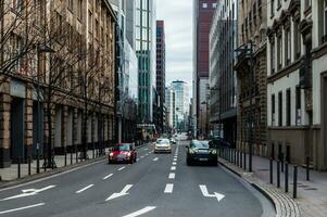 Frankfurt, Deutschland - - dez 25, 2018 - - 3 Fahrspuren Straße im das Innenstadt mit Autos Fahren foto