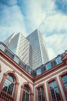 Frankfurt, Deutschland - - dez 25, 2018 - - spektakulär Aussicht auf Wolkenkratzer von das Straße im das Stadt Center foto