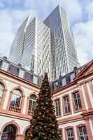 Frankfurt, Deutschland - - dez 25, 2018 - - spektakulär Aussicht auf Wolkenkratzer von das Straße im das Stadt Center mit ein Weihnachten Baum auf das Vorderseite planen foto