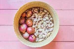 Knoblauch und Zwiebel im Korbweide auf Tabelle foto