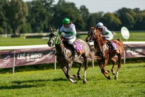 Breslau, Polen - - sep 10, 2023 - - Jockeys im Wettbewerb auf Breslau Rennen Spur foto