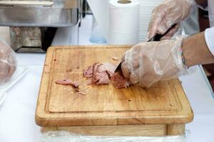 Koch geschnitten Schweinefleisch Schneiden auf Holz Tafel foto