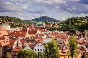 Antenne Aussicht auf ein klein alt Stadt im das Berge unter das wolkig Himmel foto