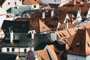 schließen Antenne Schuss von rot Dächer von ein alt europäisch Stadt foto