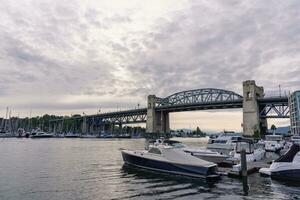 Vancouver, BC, Kanada - - kann 31, 2022 - - Innenstadt Yachthafen mit Burr Straße Brücke auf das Hintergrund foto