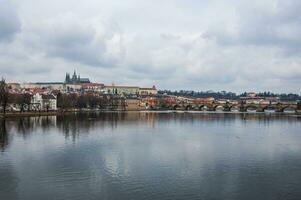Prag, Tschechisch Republik, - - 17 feb 2018 - - spektakulär Aussicht auf das alt Stadt, Dorf von das Fluss foto