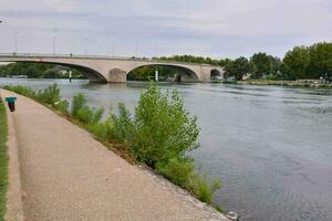 eine Brücke über den Fluss foto