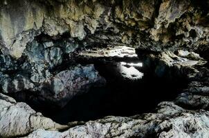 das Höhle beim das Ende von das Strand foto