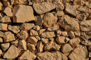 ein Mauer gemacht von Felsen und Schmutz foto