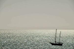 ein Segelboot ist gesehen im das Entfernung auf das Ozean foto