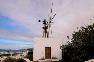 ein Windmühle auf klein Gebäude im Portugal foto