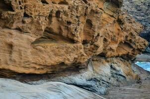 ein Cliff in der Nähe von das Wasser foto