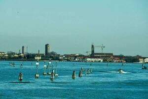 ein Boot ist Segeln durch das Wasser in der Nähe von ein Stadt foto