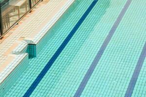 ein Schwimmen Schwimmbad mit Blau Fliesen und Blau Linien foto