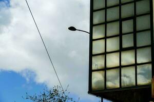 ein Straße Licht und ein Gebäude mit ein Glas Fenster foto