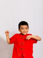 wenig Junge Mode lächelnd Kind im rot Chinesisch Kleid, Stil und Mode Ideen zum Kinder. Chinesisch Neu Jahr foto