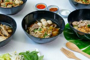 geschmort Schweinefleisch und Schweinefleisch Ball mit Nudeln Suppe im Schüssel, chinesisch-thailändisch Lebensmittel. foto