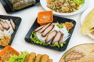 Brötchen das nuong - - Vietnamesisch gegrillt Schweinefleisch und Reis Nudeln es ist ein mischen von Nudeln Nudeln, gegrillt Schweinefleisch, gegessen entlang mit Gemüse und sauer und Süss Fisch Soße. - - Vietnamesisch Lebensmittel. foto